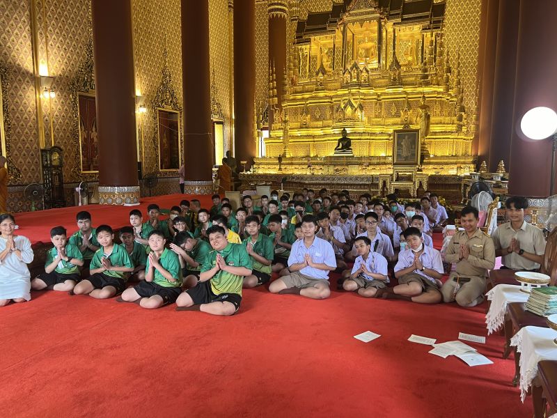 กิจกรรมทำบุญตักบาตรในช่วงเช้า ณ วัดเทพศิรินทราวาส