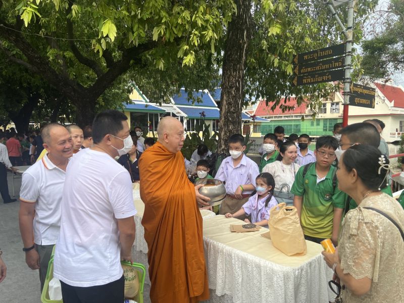 กิจกรรมทำบุญตักบาตรในช่วงเช้า ณ วัดเทพศิรินทราวาส