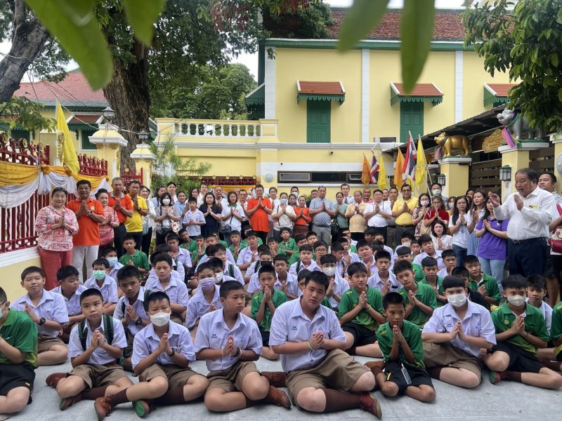 กิจกรรมทำบุญตักบาตรในช่วงเช้า ณ วัดเทพศิรินทราวาส