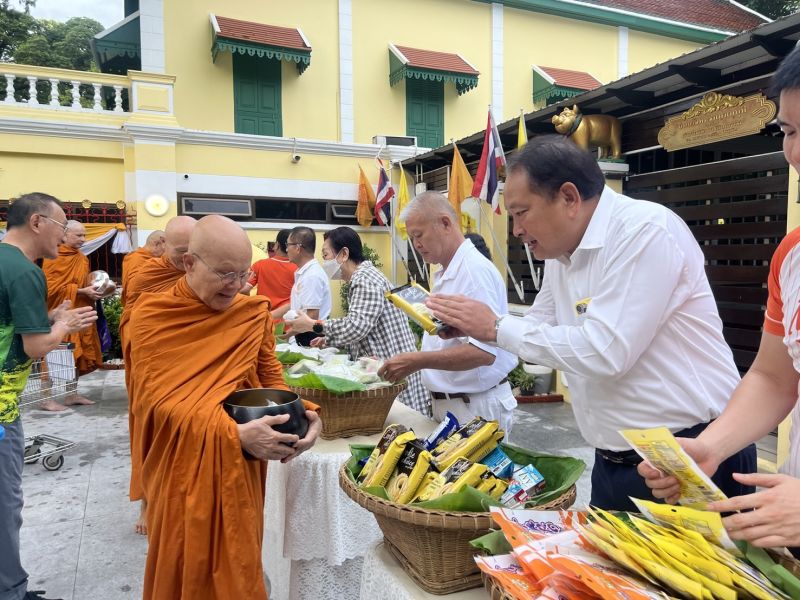กิจกรรมทำบุญตักบาตรในช่วงเช้า ณ วัดเทพศิรินทราวาส