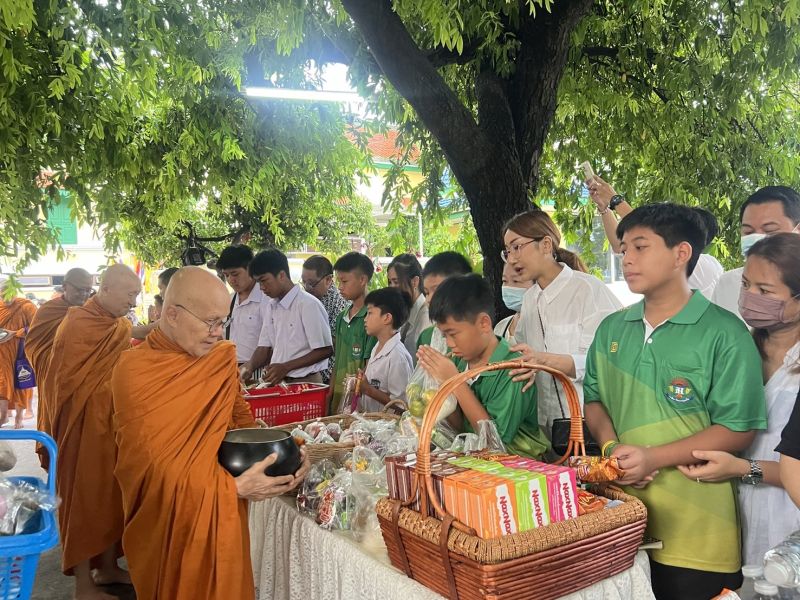 กิจกรรมทำบุญตักบาตรในช่วงเช้า ณ วัดเทพศิรินทราวาส