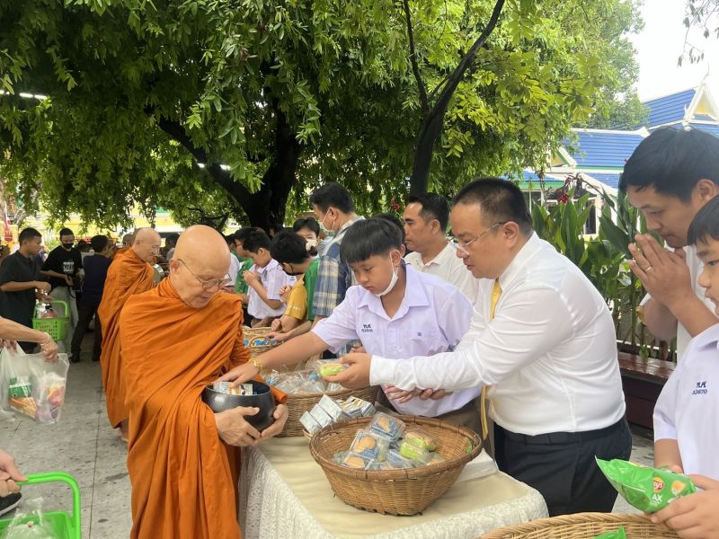 กิจกรรมทำบุญตักบาตรในช่วงเช้า ณ วัดเทพศิรินทราวาส
