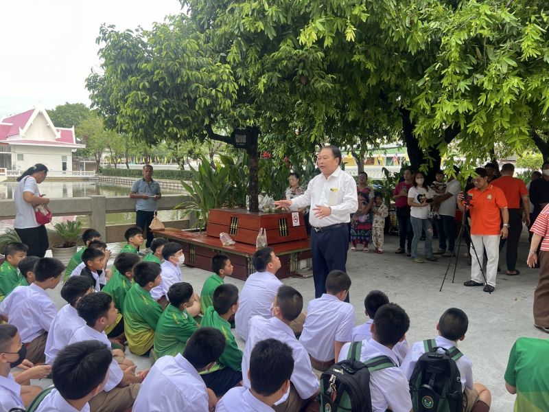 กิจกรรมทำบุญตักบาตรในช่วงเช้า ณ วัดเทพศิรินทราวาส