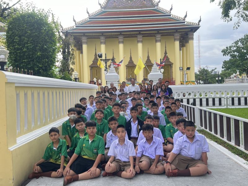 กิจกรรมทำบุญตักบาตรในช่วงเช้า ณ วัดเทพศิรินทราวาส