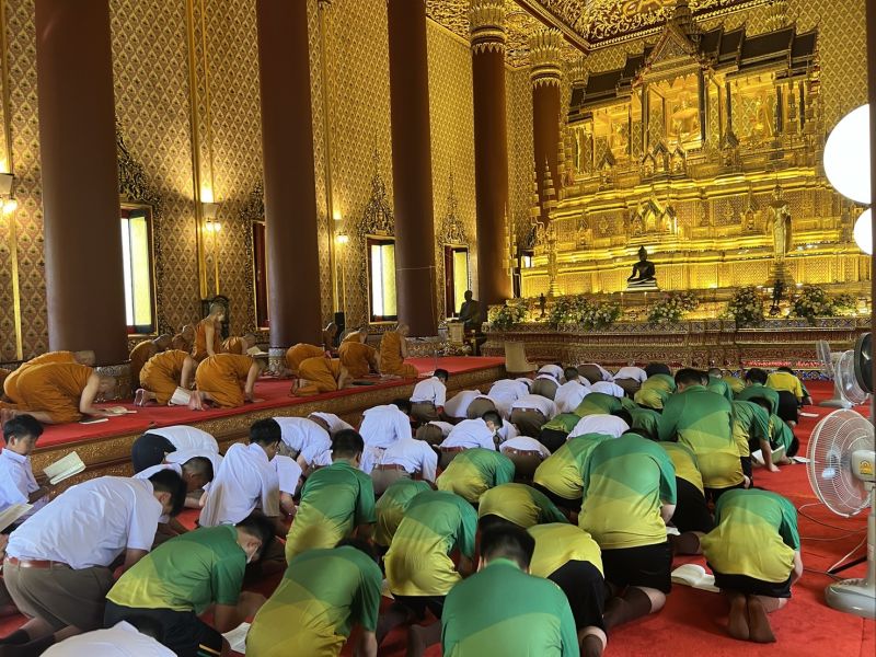 กิจกรรมทำบุญตักบาตรในช่วงเช้า ณ วัดเทพศิรินทราวาส