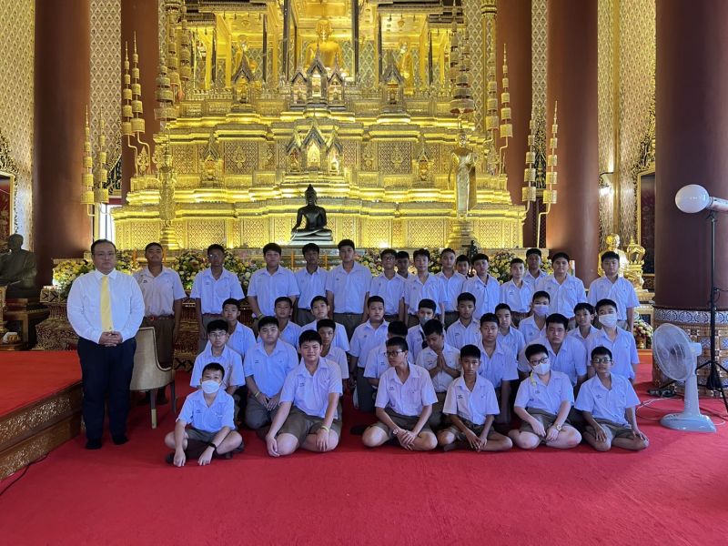 กิจกรรมทำบุญตักบาตรในช่วงเช้า ณ วัดเทพศิรินทราวาส