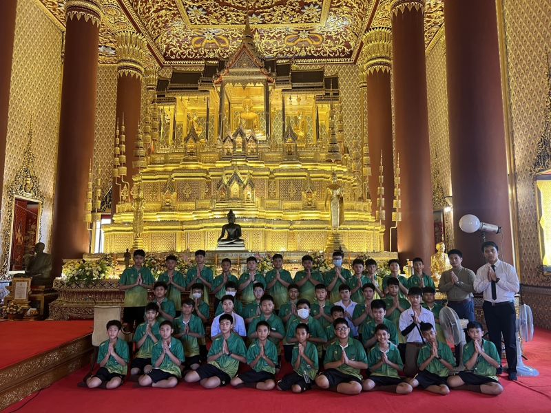กิจกรรมทำบุญตักบาตรในช่วงเช้า ณ วัดเทพศิรินทราวาส