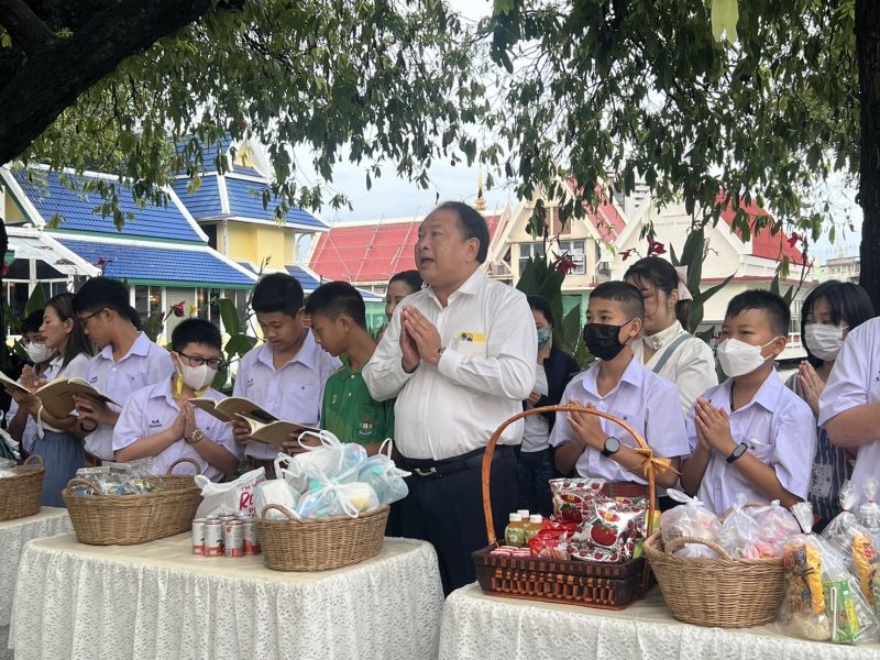 กิจกรรมทำบุญตักบาตรในช่วงเช้า ณ วัดเทพศิรินทราวาส