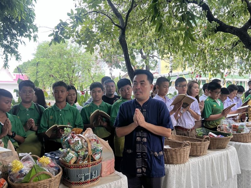 กิจกรรมทำบุญตักบาตรในช่วงเช้า ณ วัดเทพศิรินทราวาส