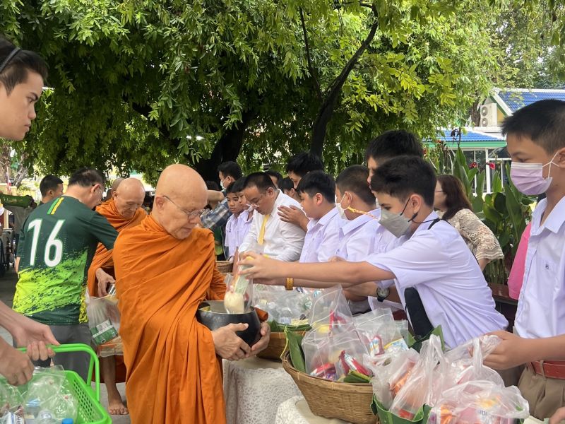 กิจกรรมทำบุญตักบาตรในช่วงเช้า ณ วัดเทพศิรินทราวาส