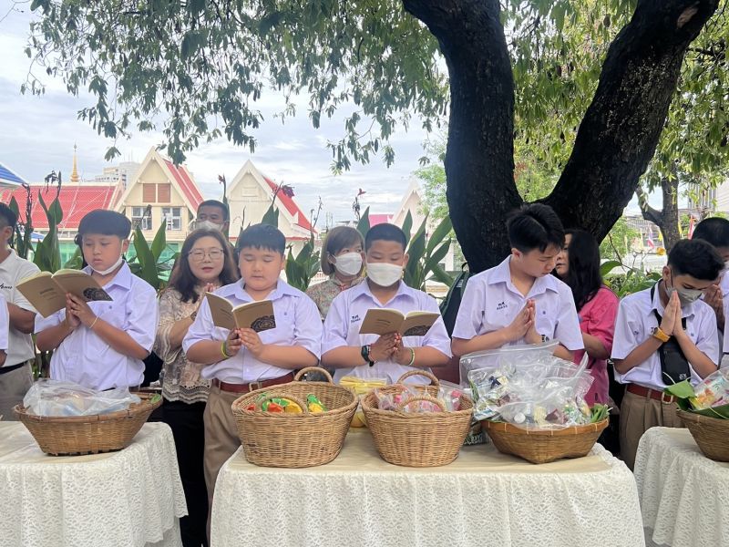 กิจกรรมทำบุญตักบาตรในช่วงเช้า ณ วัดเทพศิรินทราวาส