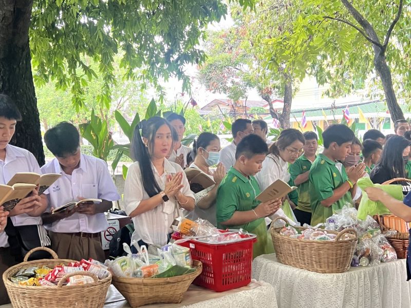 กิจกรรมทำบุญตักบาตรในช่วงเช้า ณ วัดเทพศิรินทราวาส