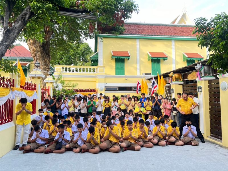 กิจกรรมทำบุญตักบาตรในช่วงเช้า ณ วัดเทพศิรินทราวาส