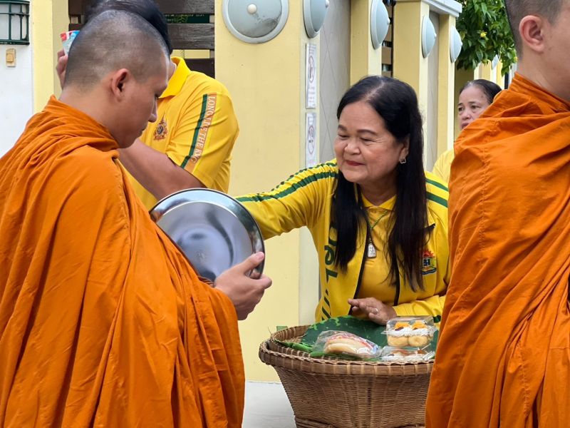 กิจกรรมทำบุญตักบาตรในช่วงเช้า ณ วัดเทพศิรินทราวาส