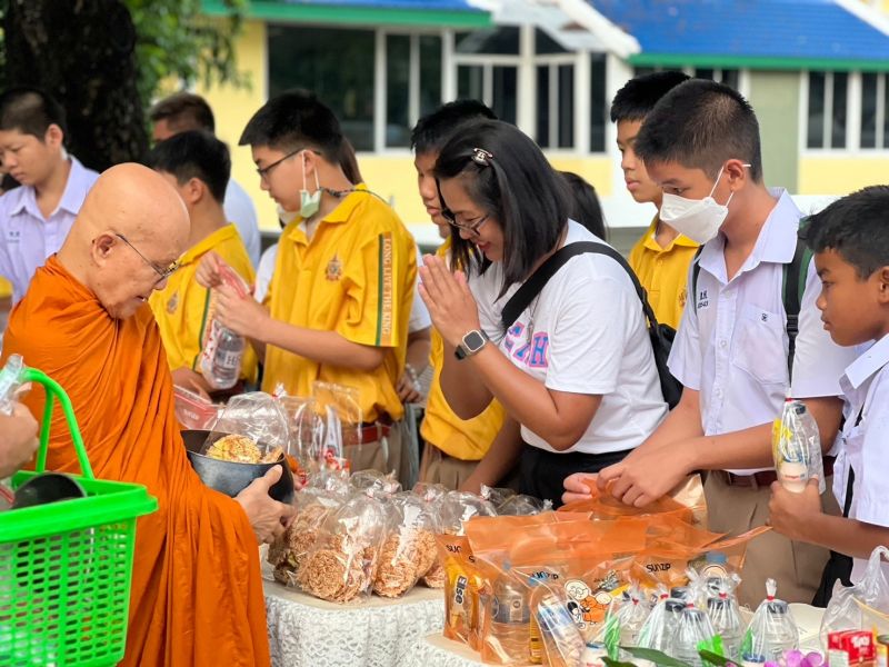กิจกรรมทำบุญตักบาตรในช่วงเช้า ณ วัดเทพศิรินทราวาส