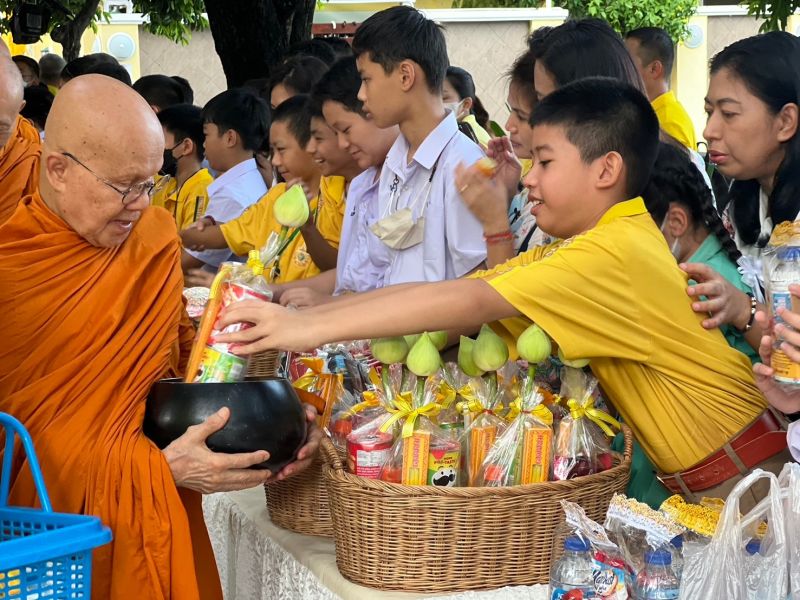 กิจกรรมทำบุญตักบาตรในช่วงเช้า ณ วัดเทพศิรินทราวาส
