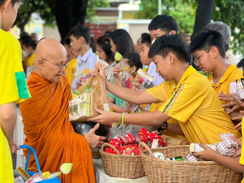 กิจกรรมทำบุญตักบาตรในช่วงเช้า ณ วัดเทพศิรินทราวาส
