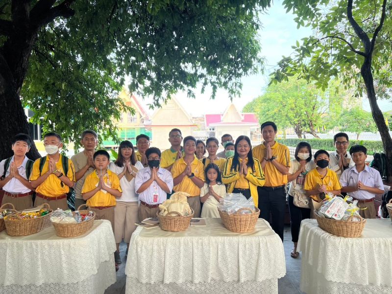 กิจกรรมทำบุญตักบาตรในช่วงเช้า ณ วัดเทพศิรินทราวาส