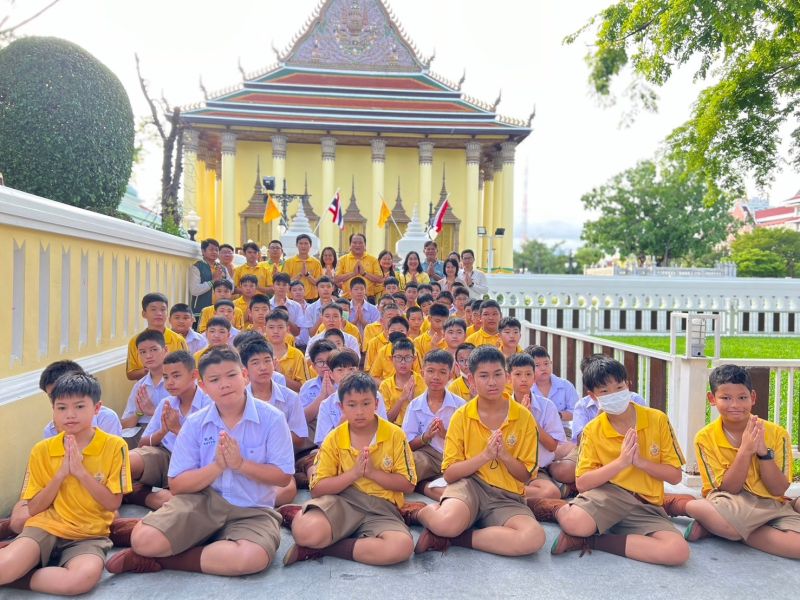 กิจกรรมทำบุญตักบาตรในช่วงเช้า ณ วัดเทพศิรินทราวาส
