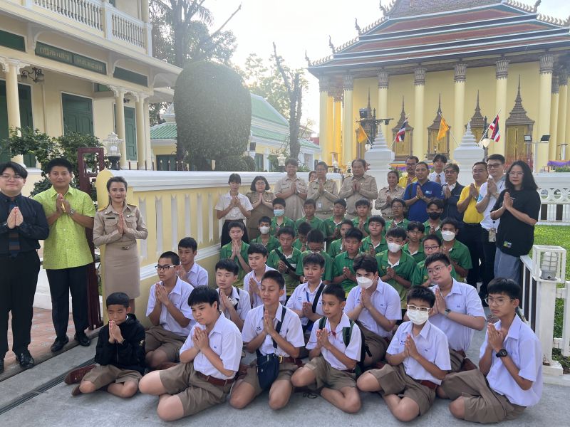 กิจกรรมทำบุญตักบาตรในช่วงเช้า ณ วัดเทพศิรินทราวาส