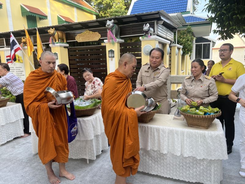 กิจกรรมทำบุญตักบาตรในช่วงเช้า ณ วัดเทพศิรินทราวาส