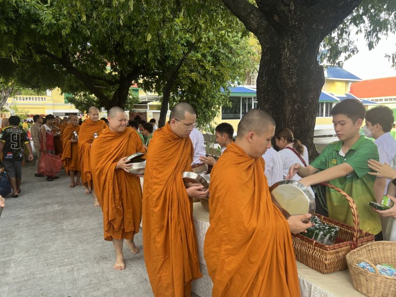 กิจกรรมทำบุญตักบาตรในช่วงเช้า ณ วัดเทพศิรินทราวาส