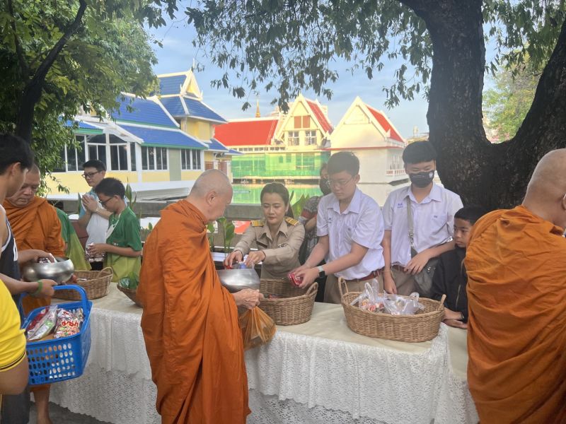 กิจกรรมทำบุญตักบาตรในช่วงเช้า ณ วัดเทพศิรินทราวาส