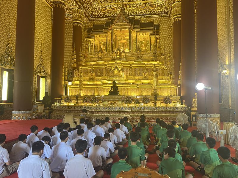กิจกรรมทำบุญตักบาตรในช่วงเช้า ณ วัดเทพศิรินทราวาส