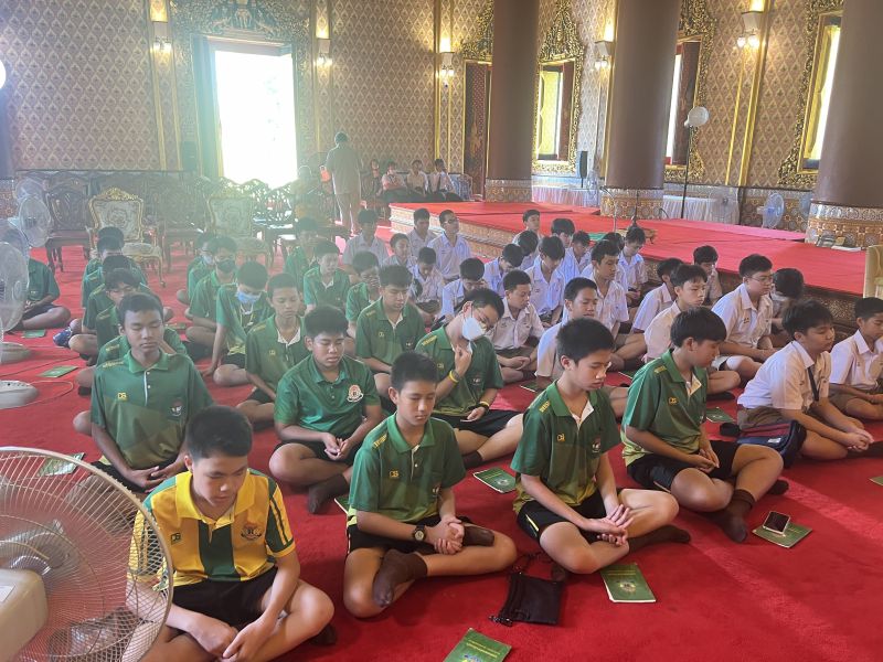 กิจกรรมทำบุญตักบาตรในช่วงเช้า ณ วัดเทพศิรินทราวาส