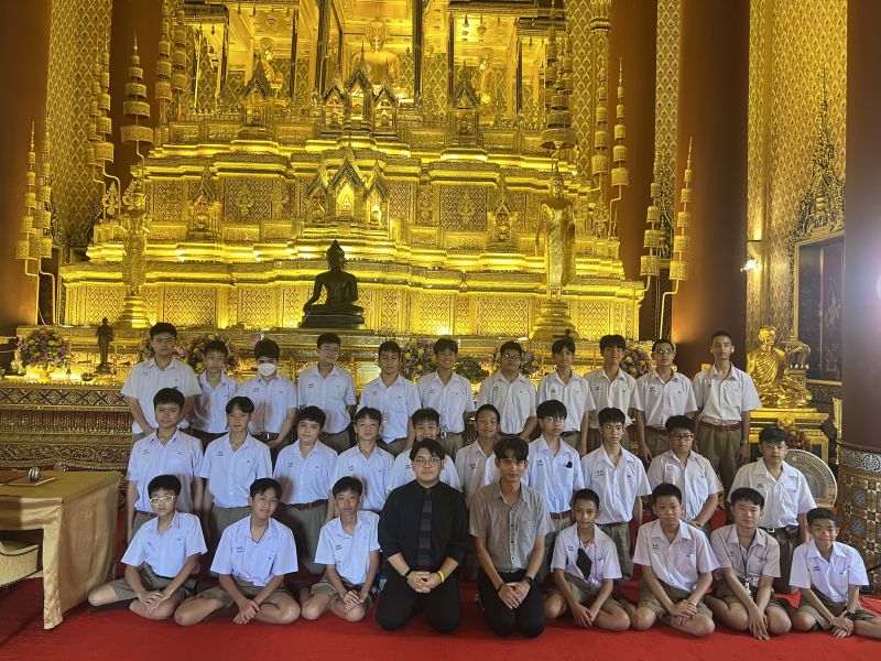 กิจกรรมทำบุญตักบาตรในช่วงเช้า ณ วัดเทพศิรินทราวาส