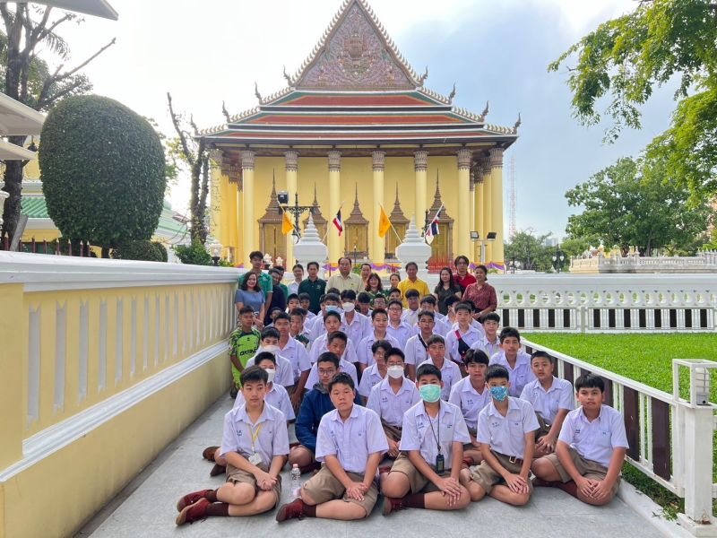กิจกรรมทำบุญตักบาตรในช่วงเช้า ณ วัดเทพศิรินทราวาส