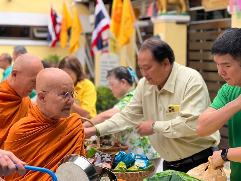 กิจกรรมทำบุญตักบาตรในช่วงเช้า ณ วัดเทพศิรินทราวาส