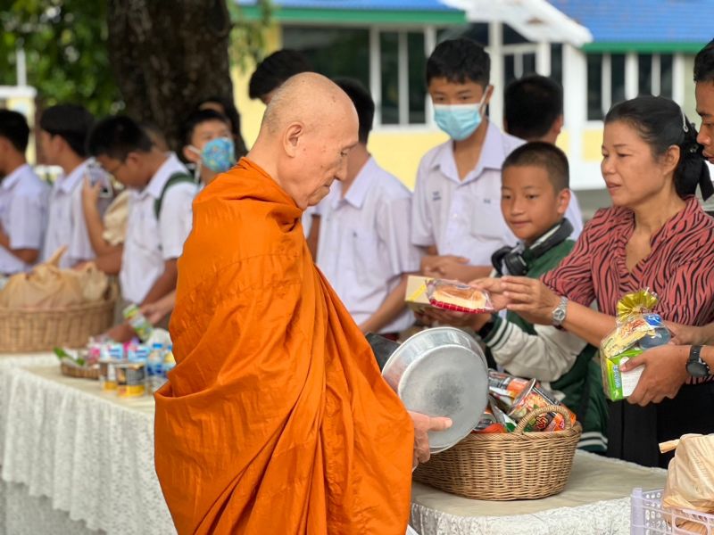 กิจกรรมทำบุญตักบาตรในช่วงเช้า ณ วัดเทพศิรินทราวาส