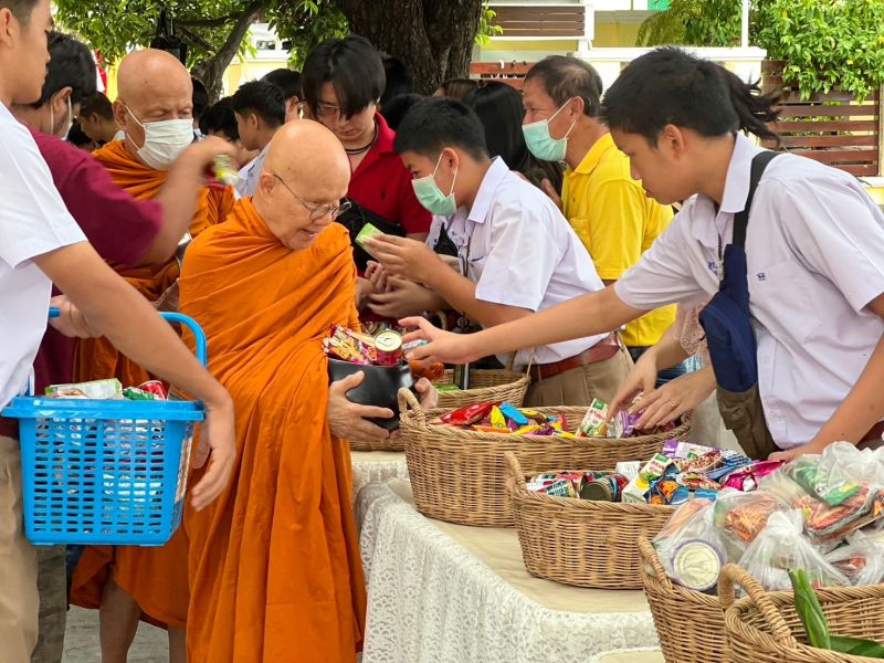 กิจกรรมทำบุญตักบาตรในช่วงเช้า ณ วัดเทพศิรินทราวาส