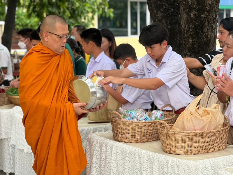 กิจกรรมทำบุญตักบาตรในช่วงเช้า ณ วัดเทพศิรินทราวาส