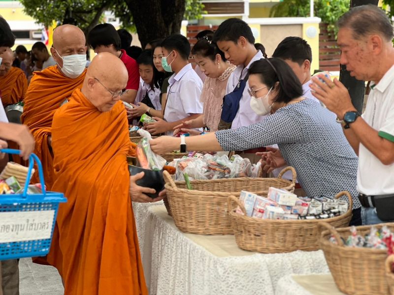 กิจกรรมทำบุญตักบาตรในช่วงเช้า ณ วัดเทพศิรินทราวาส