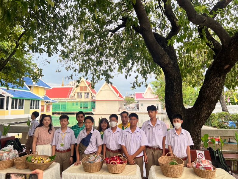 กิจกรรมทำบุญตักบาตรในช่วงเช้า ณ วัดเทพศิรินทราวาส