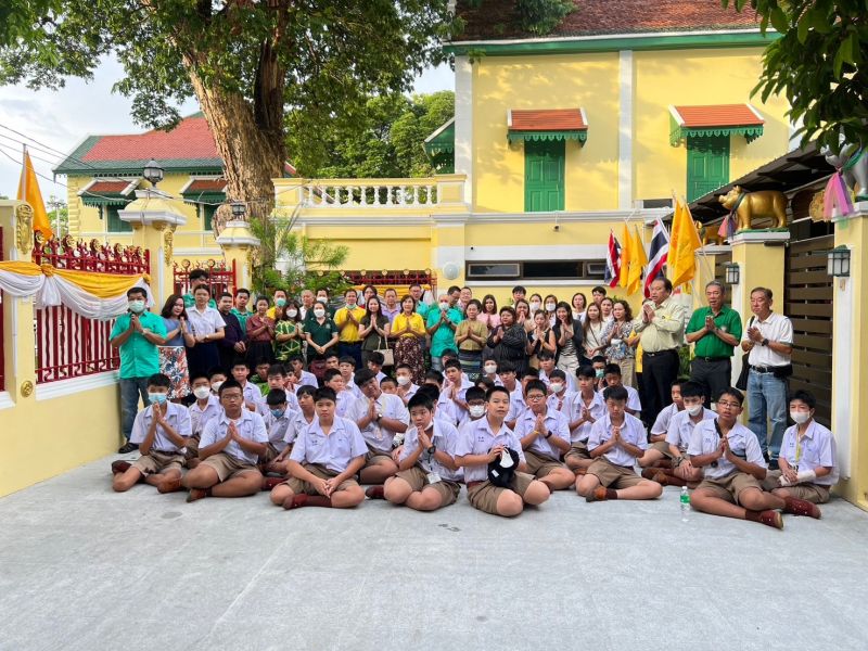 กิจกรรมทำบุญตักบาตรในช่วงเช้า ณ วัดเทพศิรินทราวาส