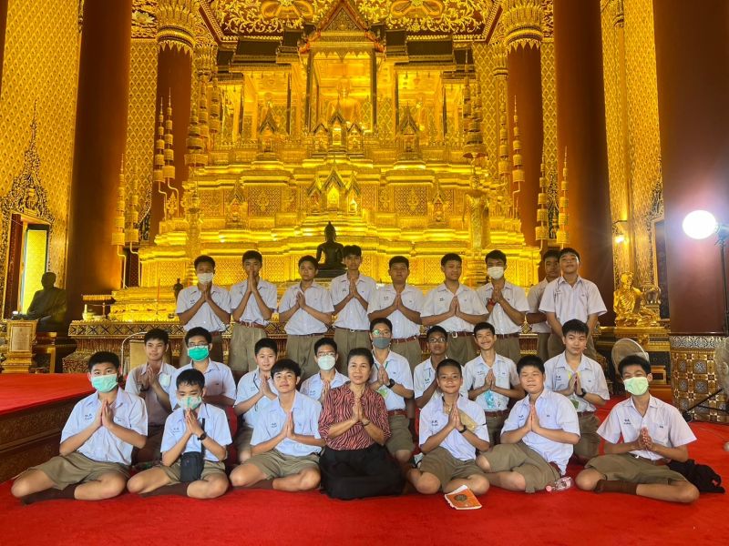 กิจกรรมทำบุญตักบาตรในช่วงเช้า ณ วัดเทพศิรินทราวาส