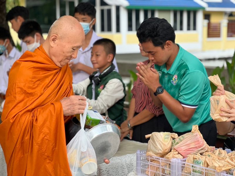 กิจกรรมทำบุญตักบาตรในช่วงเช้า ณ วัดเทพศิรินทราวาส