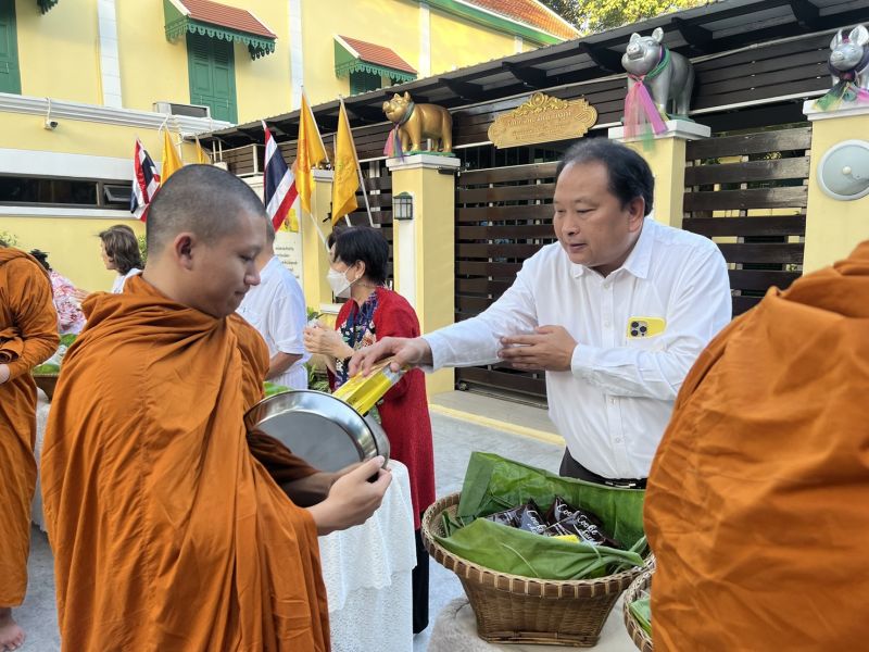 กิจกรรมทำบุญตักบาตรในช่วงเช้า ณ วัดเทพศิรินทราวาส