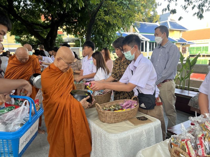 กิจกรรมทำบุญตักบาตรในช่วงเช้า ณ วัดเทพศิรินทราวาส