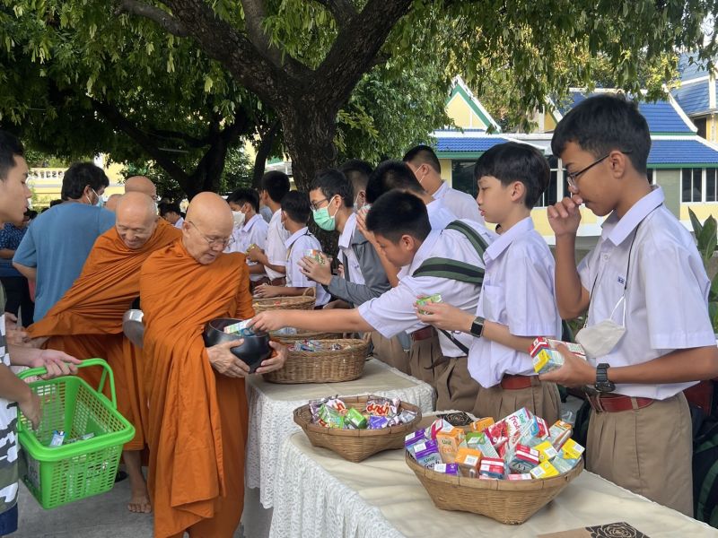 กิจกรรมทำบุญตักบาตรในช่วงเช้า ณ วัดเทพศิรินทราวาส
