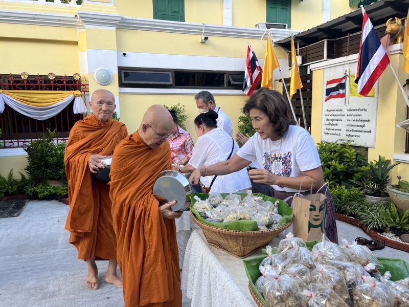 กิจกรรมทำบุญตักบาตรในช่วงเช้า ณ วัดเทพศิรินทราวาส