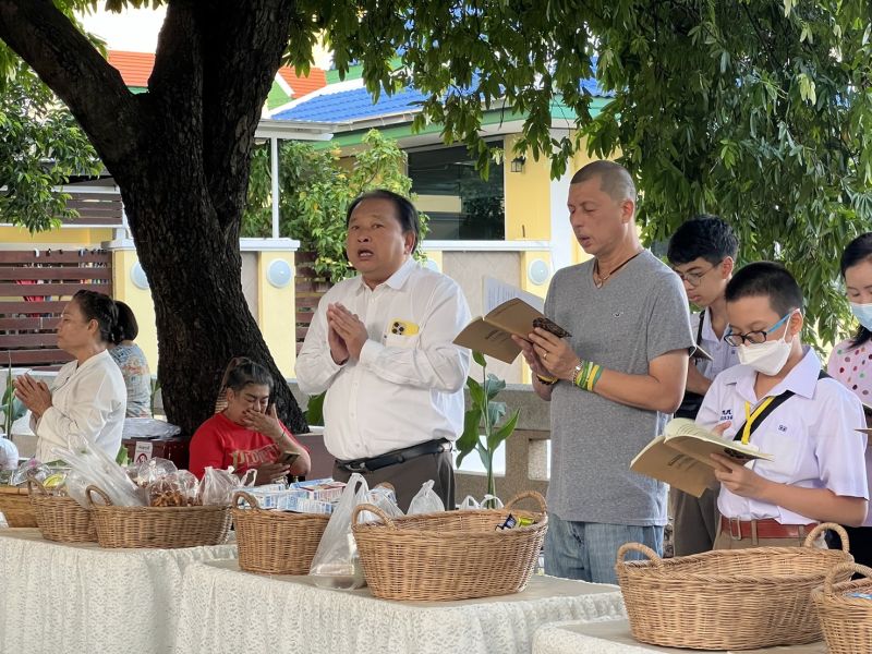 กิจกรรมทำบุญตักบาตรในช่วงเช้า ณ วัดเทพศิรินทราวาส