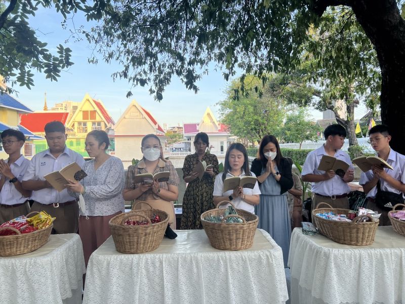 กิจกรรมทำบุญตักบาตรในช่วงเช้า ณ วัดเทพศิรินทราวาส