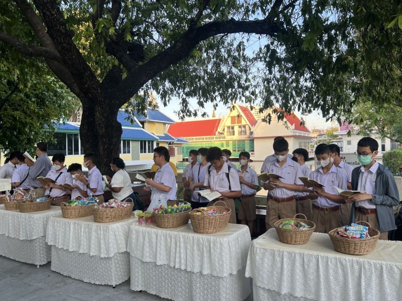 กิจกรรมทำบุญตักบาตรในช่วงเช้า ณ วัดเทพศิรินทราวาส