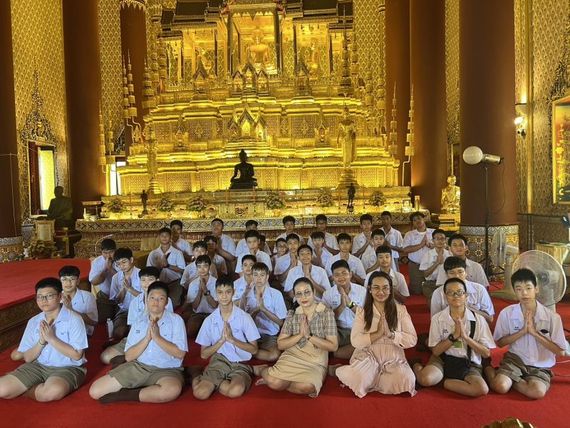 กิจกรรมทำบุญตักบาตรในช่วงเช้า ณ วัดเทพศิรินทราวาส