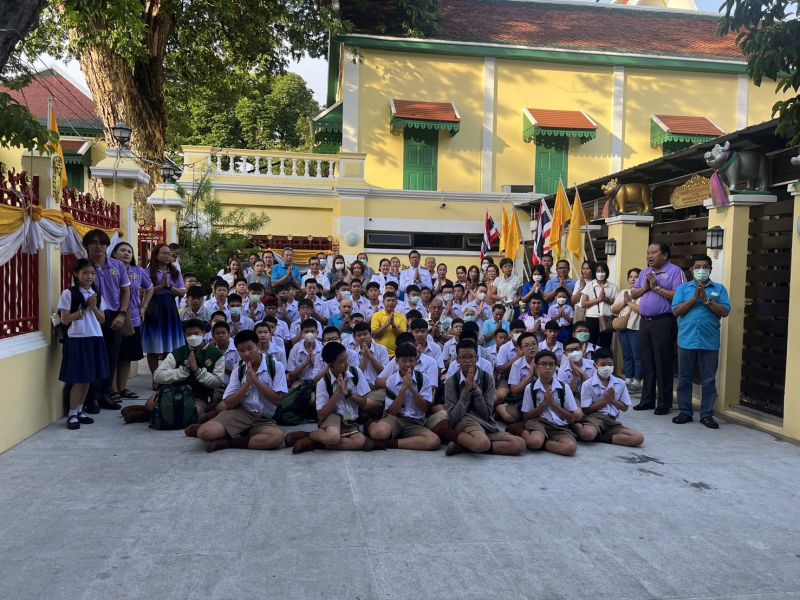 กิจกรรมทำบุญตักบาตรในช่วงเช้า ณ วัดเทพศิรินทราวาส