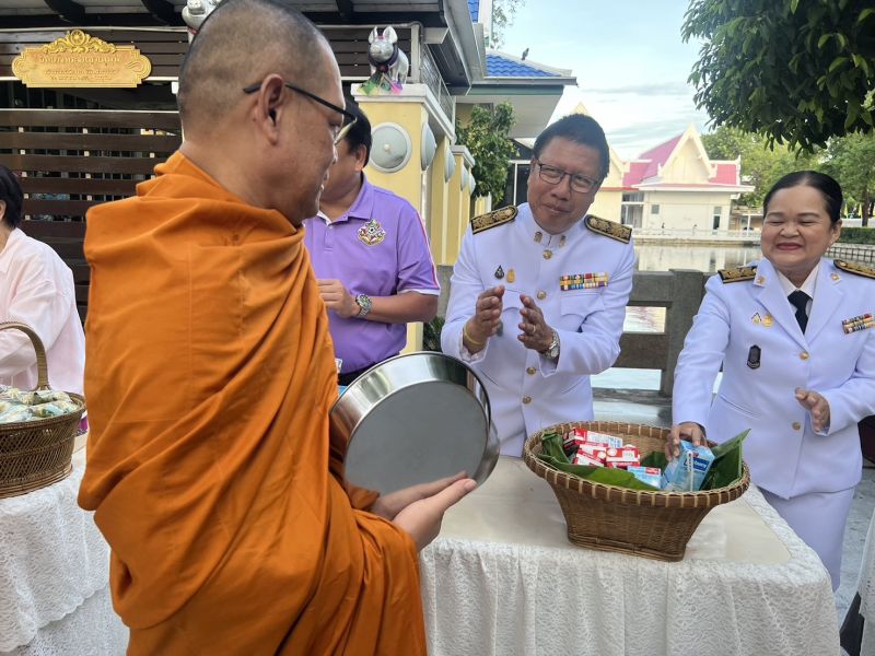 กิจกรรมทำบุญตักบาตรในช่วงเช้า ณ วัดเทพศิรินทราวาส